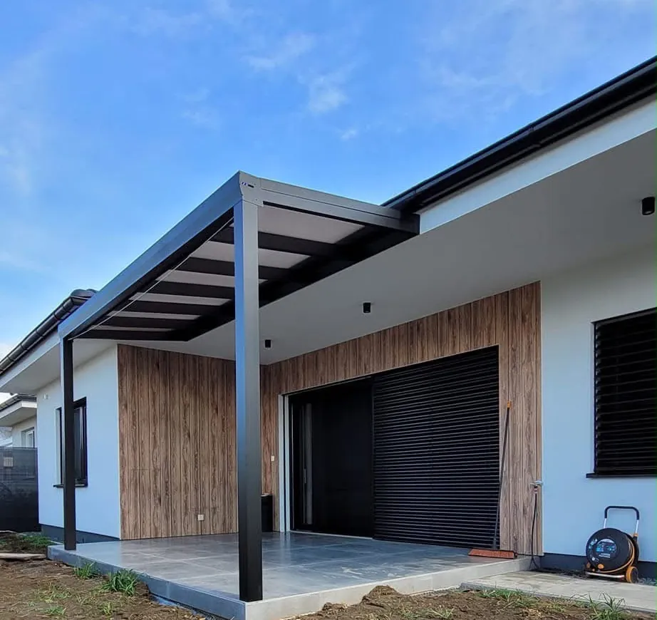 Hliníková pergola s pevnou strechou pri rodinnom dome – realizácia BROMAR