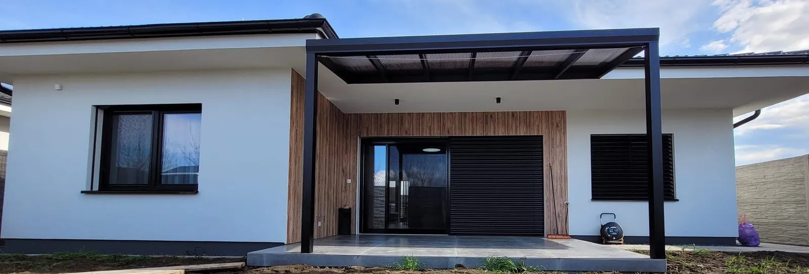 Pergola s pevnou strechou